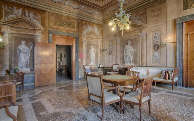 Vintage Venice Apartment