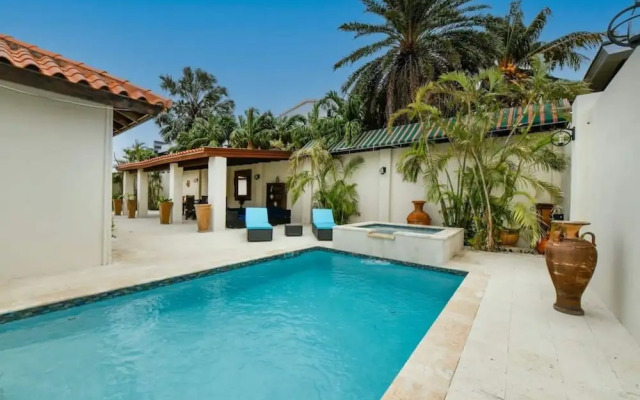 Blue Makini Villa in Noord