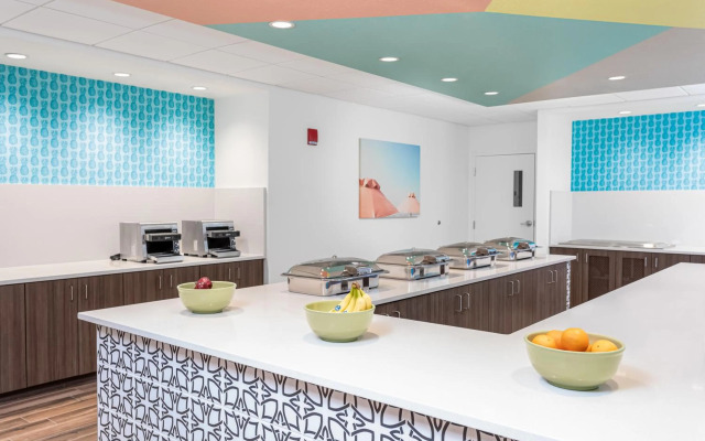 Beachside Hotel & Suites