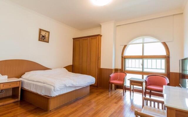 Whales Mountain & Seaview Resort