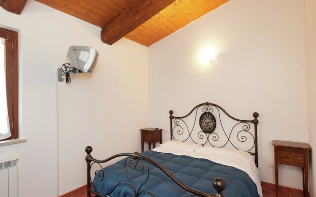 Quaint Farmhouse in Gubbio With Swimming Pool