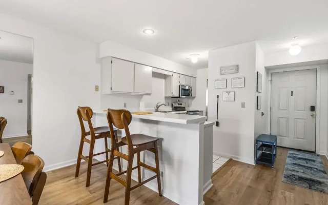 Royal Ridge Modern Condo for 4