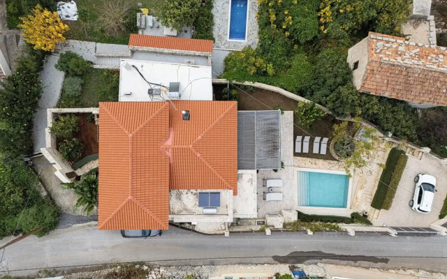 Artemis Apollonas Villa