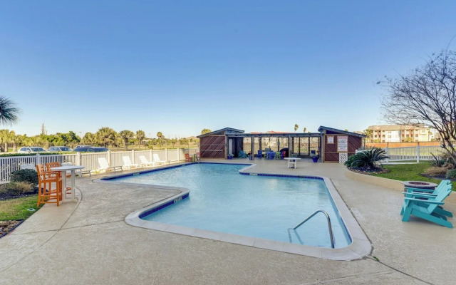 Galveston Beachfront Condo: Balcony & Pool Access!