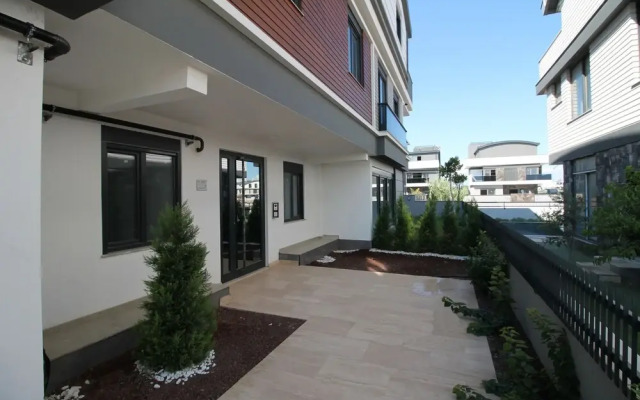 New Flat Large Living Space 2-6 Near By Lara Beach