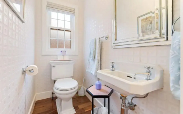 Spacious 2bdrm Home in Burlington