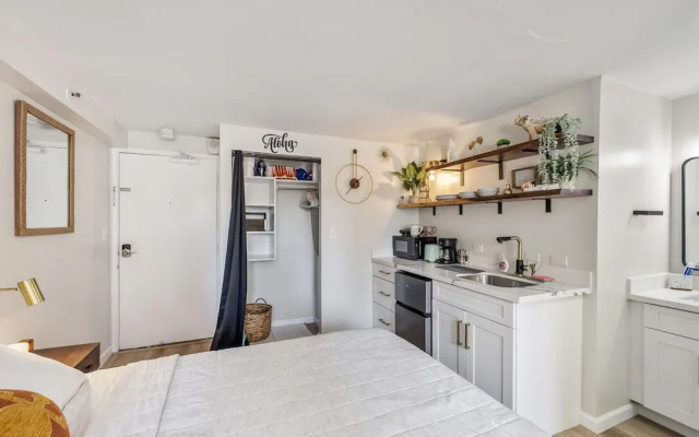 Bright Cozy Condo Unit With Balcony