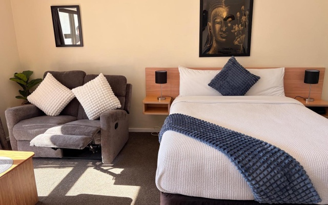 Tudor Lodge Motel – Guest Rooms – Nelson