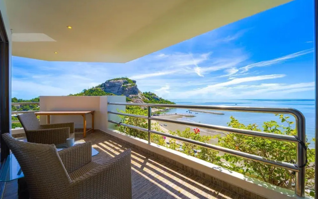 Beachfront 2 bed Condo with Seaview BW2