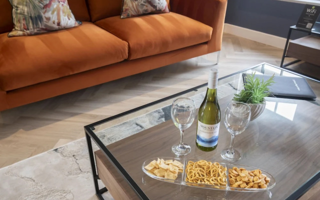 Elliot Oliver - Luxury 3 Bedroom Town Centre Apartment With Parking