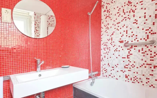 Sunny Renovated Apt With AC, By TimeCooler