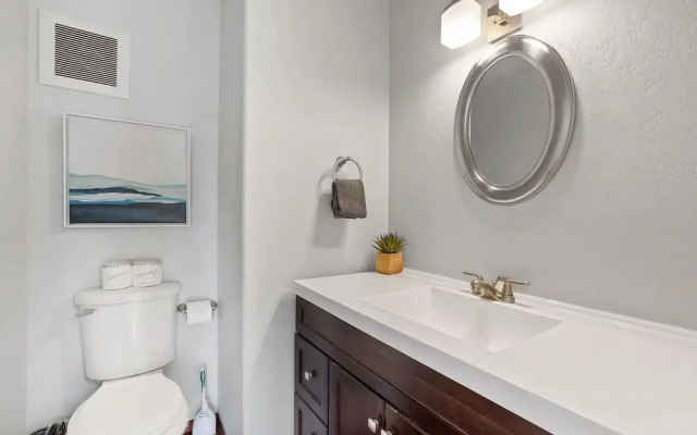 Hall Court Manor - Hot Tub, Pet Friendly, Pool Table!