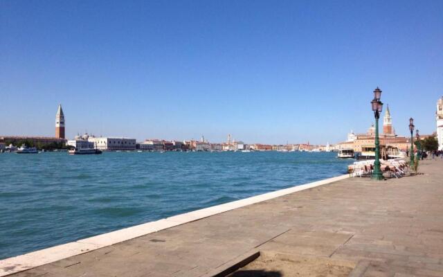 Venetian Mood: Secret Garden