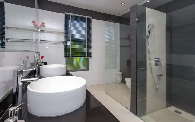 Modern 4BR Pool Villa Virginie Naiharn