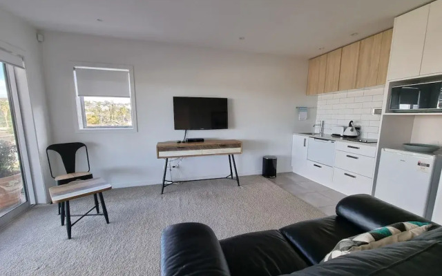 Fabulous Milford 1BR With Views & SkyTV