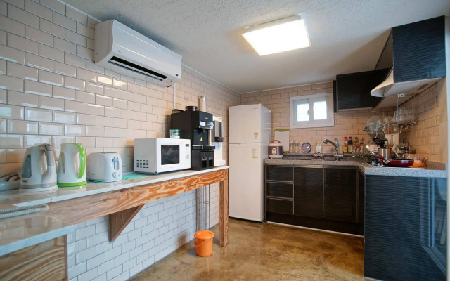 DH Sinchon Guesthouse
