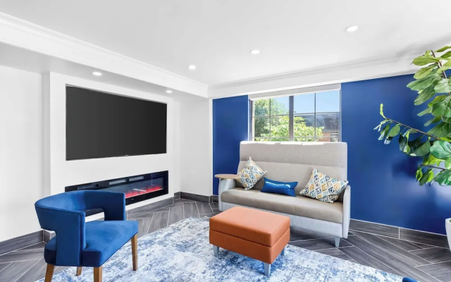 Days Inn & Suites By Wyndham Schaumburg- Woodfield Mall