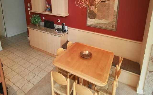 Northwoods Luxury Condo Close to Chairlift by RedAwning