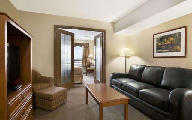 Super 8 By Wyndham High Level Ab