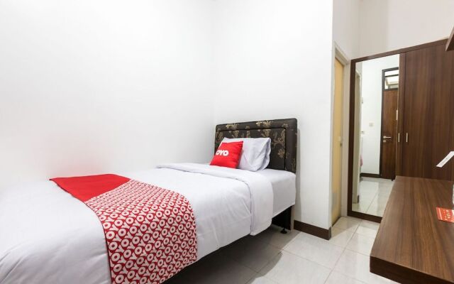 OYO 1598 Feby Inn Near RS Gandaria