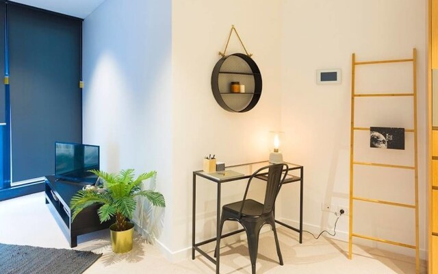 Brand New Heart Of City Executive Apartment