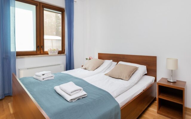 Willa 4 Pory Roku Apartment by Renters