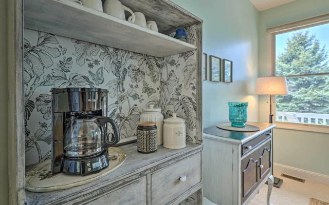Bright Manistee Condo w/ Beach + Pool Access!