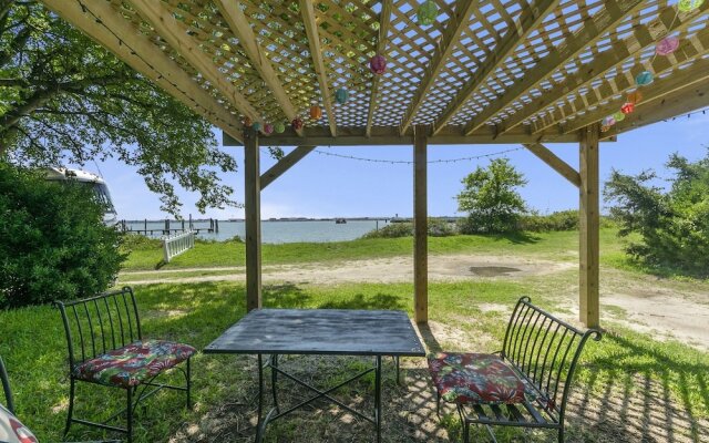 Charming Waterfront 3 Bedroom Cabin by Redawning
