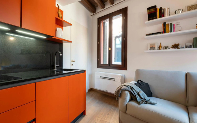 Contemporary Apartment in Venice FF