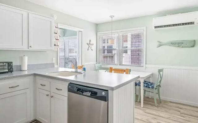 Coastal Condo Close to Beach & Entertainment
