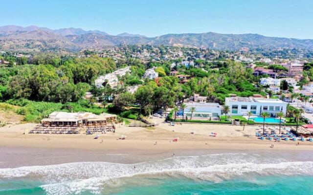 1093 modern beach apartment , huge terrace , bbq