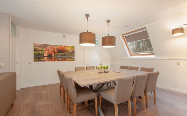 Restyled House with 5 Bathrooms near Vrachelse Heide