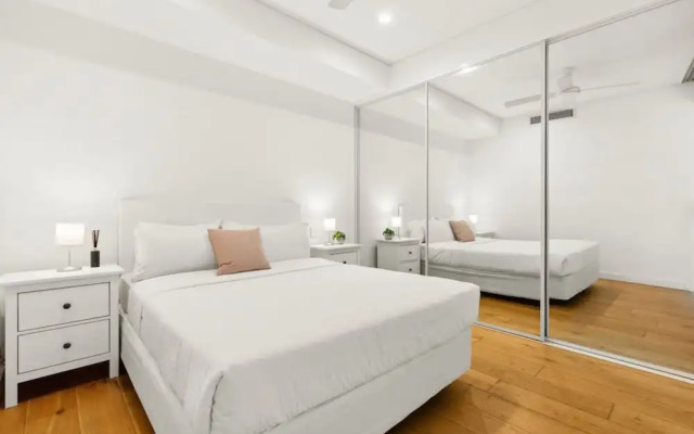 Central Modern 1 Bedroom With Air-con Balcony