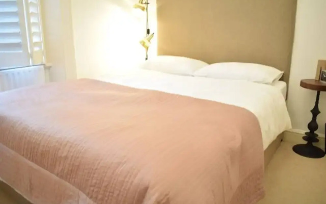 West Kensington Stunning 2 Bedroom Flat With Balcony