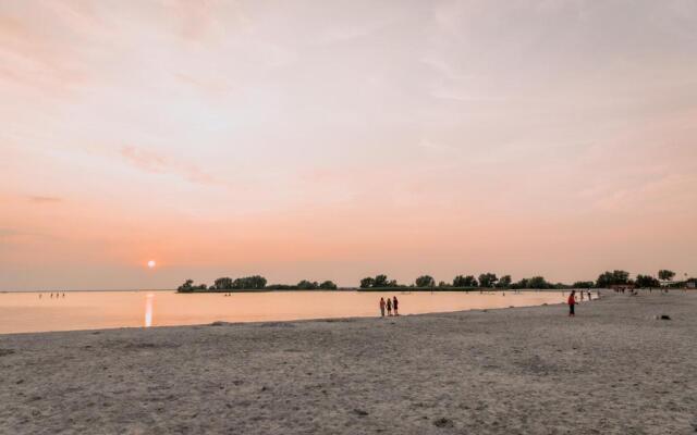 Stijlvol appartement op strand Makkum