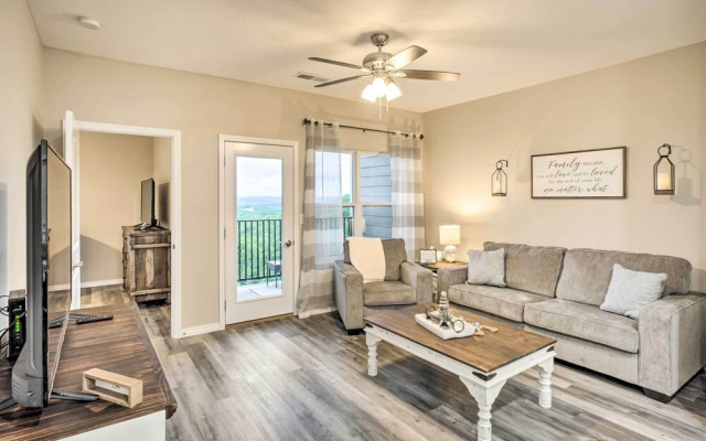 4 Mi to Silver Dollar City: Chic Branson Retreat!