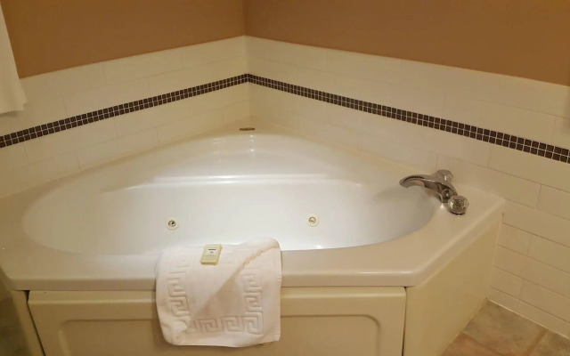 The Cedarwood Inn & Suites