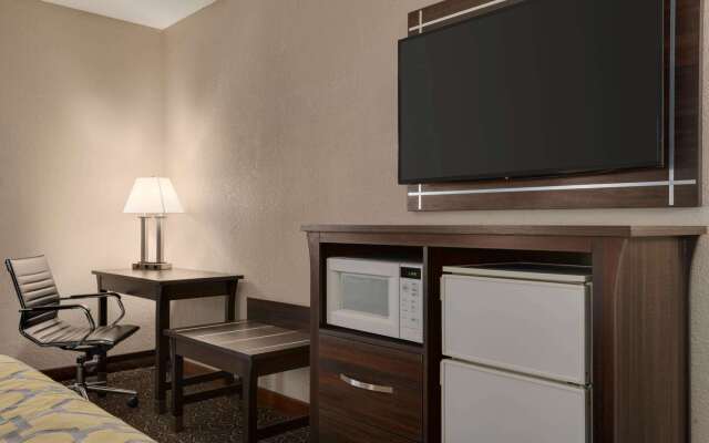 Baymont by Wyndham Muncie Near Ball State University