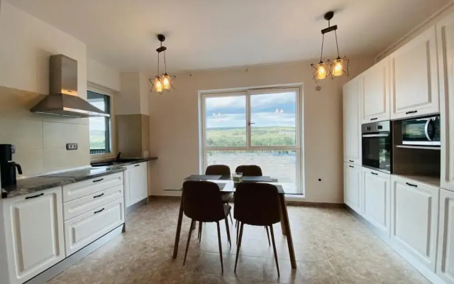 Deluxe Apartment with Balcony & Parking