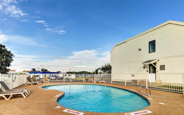 Days Inn by Wyndham Waco University Area