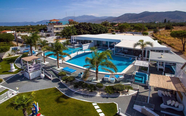Amazing 4 bedroom villa very close to the beach