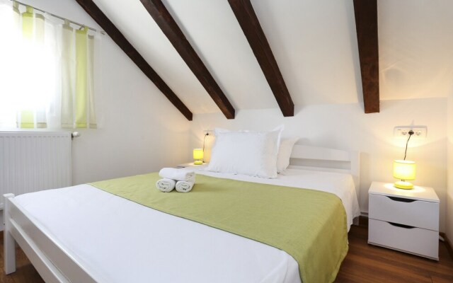 Rustic Stone House Bajeli with Jacuzzi