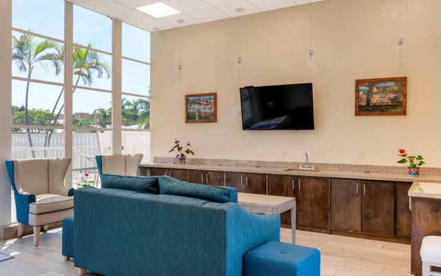 Downtown Hollywood Gardens Inn & Suites