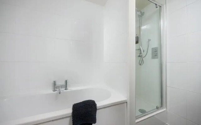 Modern 3 Bed Apartment - Parking