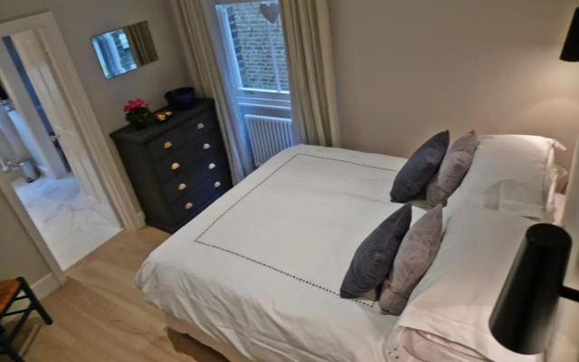 Sparkling Apartment in Kensington Olympia