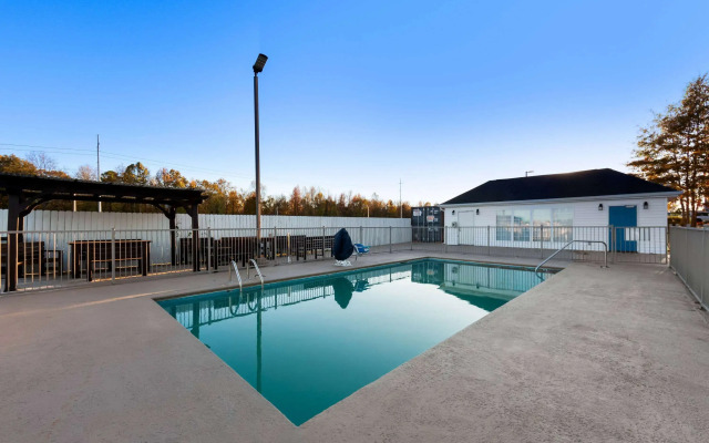 Howard Johnson by Wyndham Jackson