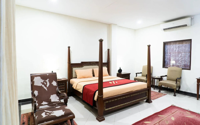 Super OYO Townhouse Oak Maxi Hotel Legian