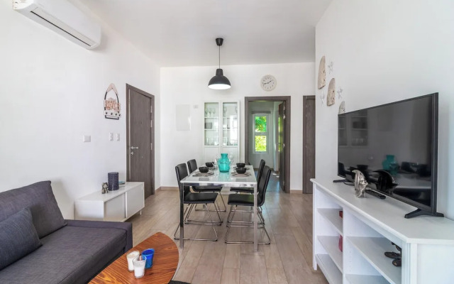 Modern 2BR Apartment - Paseo del Mar