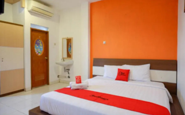 RedDoorz Plus near Ciputra Mall Simpang Lima 2