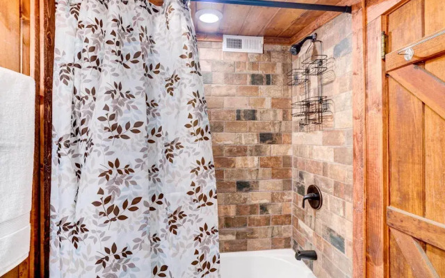 Gatlinburg Cabin: Hot Tub & River Views